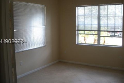 Townhouse in Miramar, Florida 3 bedrooms, 185.99 sq.m. № 1806109 - photo 5