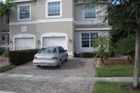 Townhouse in Miramar, Florida 3 bedrooms, 185.99 sq.m. № 1806109 - photo 1