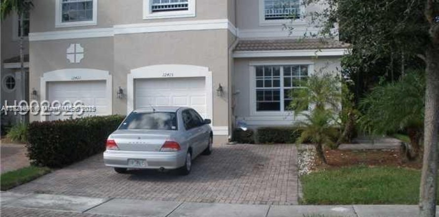 Townhouse in Miramar, Florida 3 bedrooms, 185.99 sq.m. № 1806109