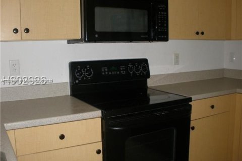 Townhouse in Miramar, Florida 3 bedrooms, 185.99 sq.m. № 1806109 - photo 10