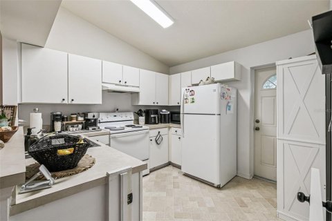 House in Clermont, Florida 2 bedrooms, 79.71 sq.m. № 2221136 - photo 12