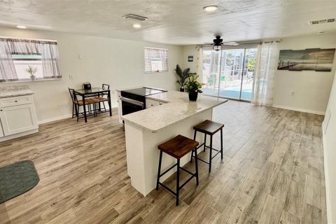 House in New Port Richey, Florida 2 bedrooms, 87.89 sq.m. № 1885875 - photo 7