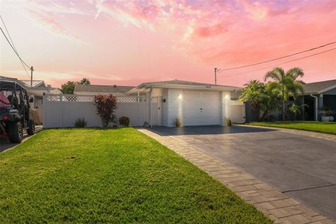 House in New Port Richey, Florida 2 bedrooms, 87.89 sq.m. № 1885875 - photo 1