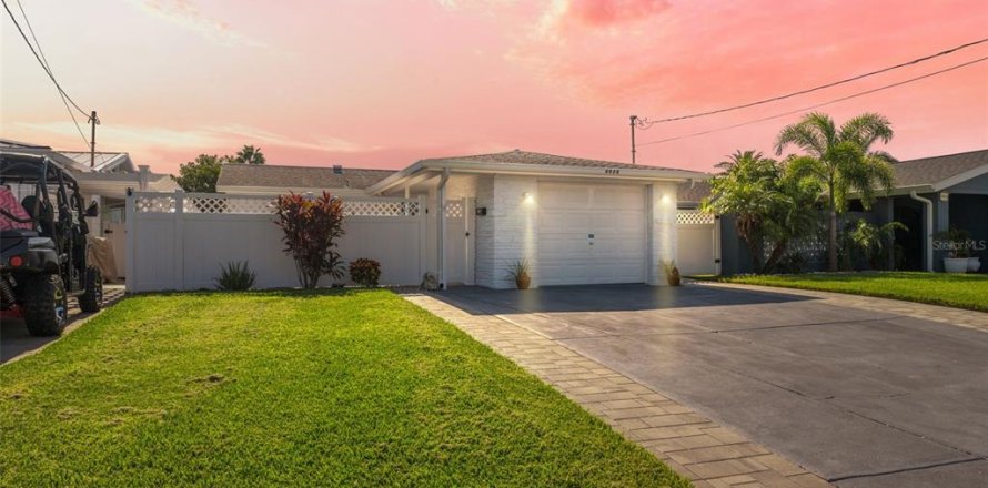 House in New Port Richey, Florida 2 bedrooms, 87.89 sq.m. № 1885875