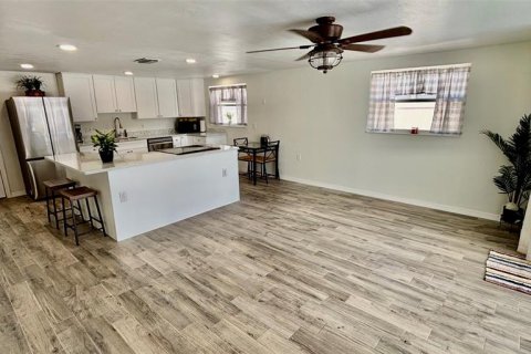 House in New Port Richey, Florida 2 bedrooms, 87.89 sq.m. № 1885875 - photo 6