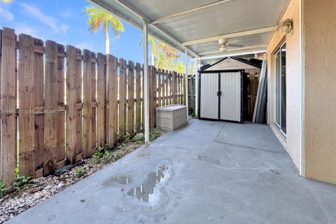 Touwnhouse à vendre à Miami, Floride: 2 chambres, 107.77 m2 № 1981838 - photo 15