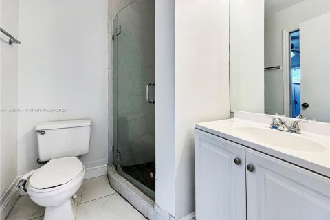 Touwnhouse à vendre à Miami, Floride: 2 chambres, 107.77 m2 № 1981838 - photo 9
