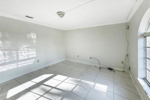 Touwnhouse à vendre à Miami, Floride: 2 chambres, 107.77 m2 № 1981838 - photo 4