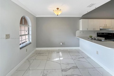Touwnhouse à vendre à Miami, Floride: 2 chambres, 107.77 m2 № 1981838 - photo 6