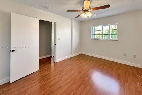 Touwnhouse à vendre à Miami, Floride: 2 chambres, 107.77 m2 № 1981838 - photo 12