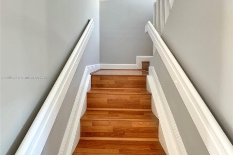 Touwnhouse à vendre à Miami, Floride: 2 chambres, 107.77 m2 № 1981838 - photo 10