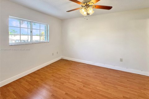 Touwnhouse à vendre à Miami, Floride: 2 chambres, 107.77 m2 № 1981838 - photo 11