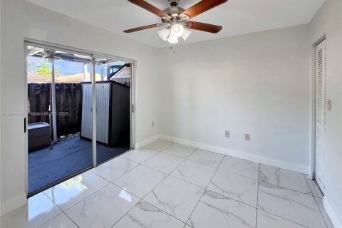 Touwnhouse à vendre à Miami, Floride: 2 chambres, 107.77 m2 № 1981838 - photo 8