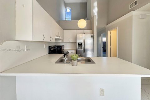 Touwnhouse à vendre à Miami, Floride: 2 chambres, 107.77 m2 № 1981838 - photo 2