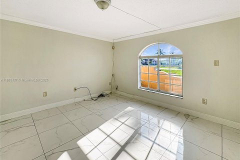 Touwnhouse à vendre à Miami, Floride: 2 chambres, 107.77 m2 № 1981838 - photo 5