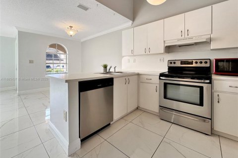 Touwnhouse à vendre à Miami, Floride: 2 chambres, 107.77 m2 № 1981838 - photo 3