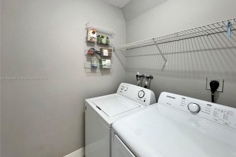 Touwnhouse à vendre à Miami, Floride: 2 chambres, 107.77 m2 № 1981838 - photo 14