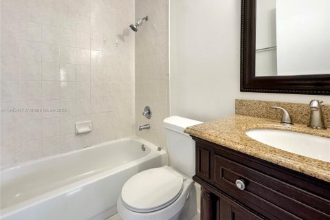 Touwnhouse à vendre à Miami, Floride: 2 chambres, 107.77 m2 № 1981838 - photo 13
