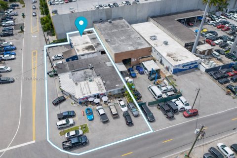 Commercial property in Miami, Florida № 2060959 - photo 1