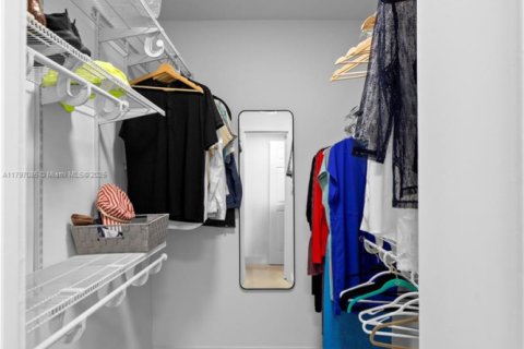 Condo in Hollywood, Florida, 1 bedroom  № 1961346 - photo 17