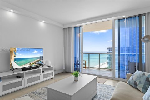 Condo in Hollywood, Florida, 1 bedroom  № 1961346 - photo 9