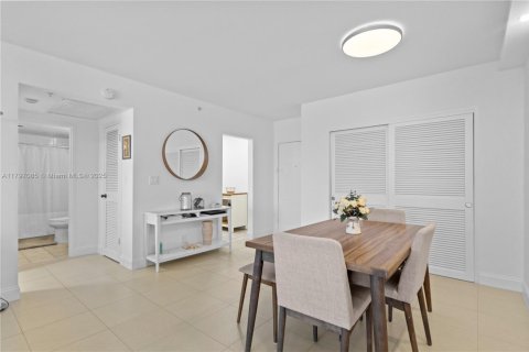 Condo in Hollywood, Florida, 1 bedroom  № 1961346 - photo 7