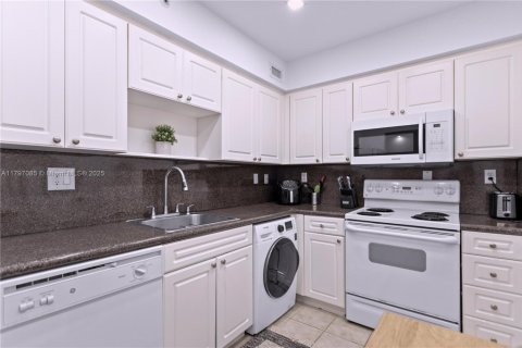 Condo in Hollywood, Florida, 1 bedroom  № 1961346 - photo 11