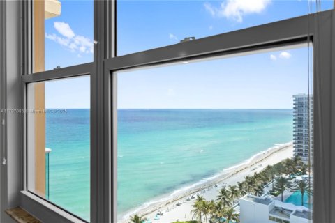Condo in Hollywood, Florida, 1 bedroom  № 1961346 - photo 16