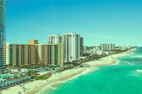 Condo in Hollywood, Florida, 1 bedroom  № 1961346 - photo 22