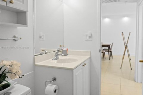 Condo in Hollywood, Florida, 1 bedroom  № 1961346 - photo 18