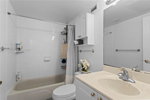 Condo in Hollywood, Florida, 1 bedroom  № 1961346 - photo 19