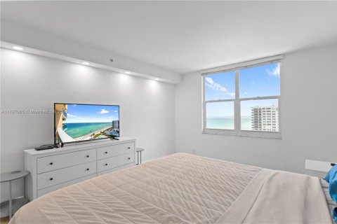 Condo in Hollywood, Florida, 1 bedroom  № 1961346 - photo 13