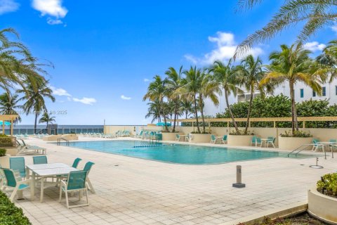 Condo in Hollywood, Florida, 1 bedroom  № 1961346 - photo 28
