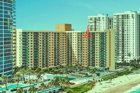 Condo in Hollywood, Florida, 1 bedroom  № 1961346 - photo 21