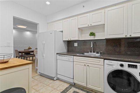 Condo in Hollywood, Florida, 1 bedroom  № 1961346 - photo 12