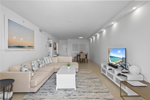 Condo in Hollywood, Florida, 1 bedroom  № 1961346 - photo 10