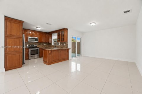 Villa ou maison à vendre à Miami, Floride: 4 chambres, 169.45 m2 № 2278863 - photo 7