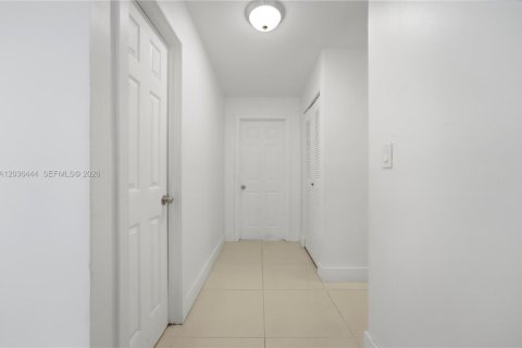 Villa ou maison à vendre à Miami, Floride: 4 chambres, 169.45 m2 № 2278863 - photo 22