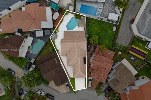 Villa ou maison à vendre à Miami, Floride: 4 chambres, 169.45 m2 № 2278863 - photo 3