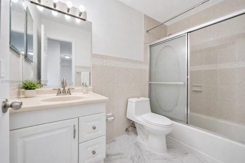 Villa ou maison à vendre à Miami, Floride: 4 chambres, 169.45 m2 № 2278863 - photo 26