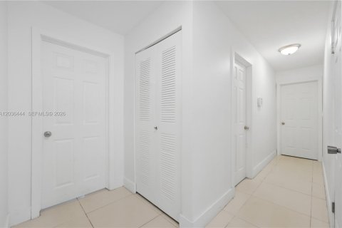 Villa ou maison à vendre à Miami, Floride: 4 chambres, 169.45 m2 № 2278863 - photo 16