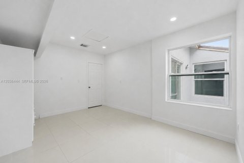 Villa ou maison à vendre à Miami, Floride: 4 chambres, 169.45 m2 № 2278863 - photo 17