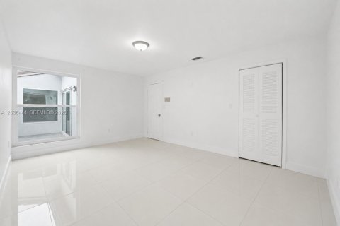 Villa ou maison à vendre à Miami, Floride: 4 chambres, 169.45 m2 № 2278863 - photo 18