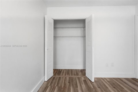 Villa ou maison à vendre à Miami, Floride: 4 chambres, 169.45 m2 № 2278863 - photo 15
