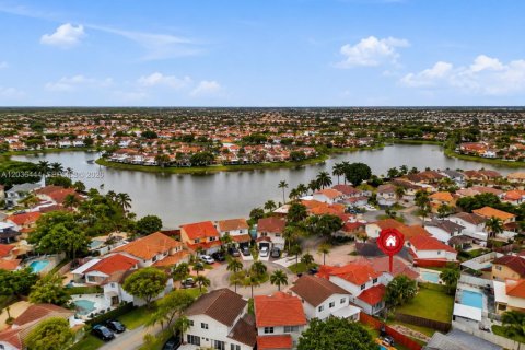 Villa ou maison à vendre à Miami, Floride: 4 chambres, 169.45 m2 № 2278863 - photo 4