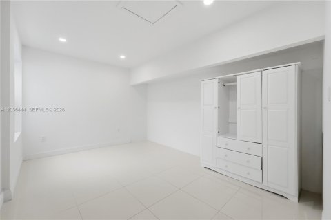 Villa ou maison à vendre à Miami, Floride: 4 chambres, 169.45 m2 № 2278863 - photo 13