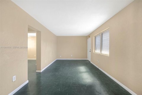 Villa ou maison à louer à Miami, Floride: 2 chambres, 74.32 m2 № 2025941 - photo 8