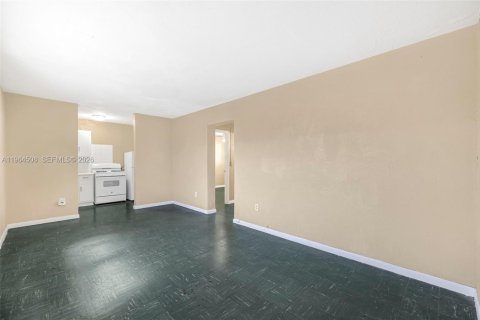 Villa ou maison à louer à Miami, Floride: 2 chambres, 74.32 m2 № 2025941 - photo 3