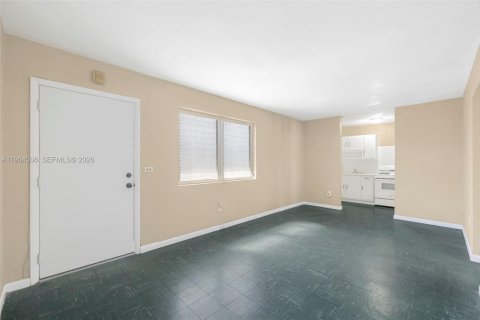 Villa ou maison à louer à Miami, Floride: 2 chambres, 74.32 m2 № 2025941 - photo 6
