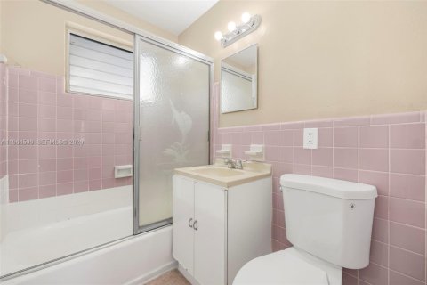 Villa ou maison à louer à Miami, Floride: 2 chambres, 74.32 m2 № 2025941 - photo 13